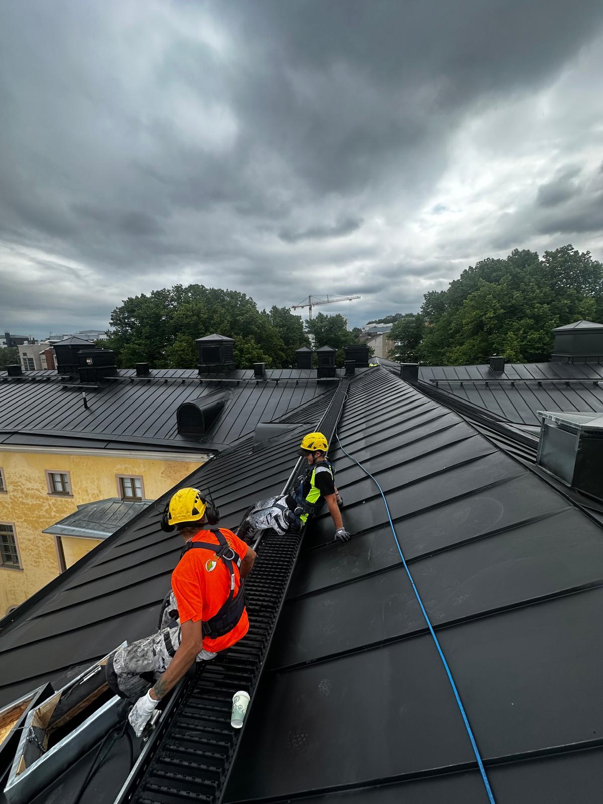 Työntekijät katolla