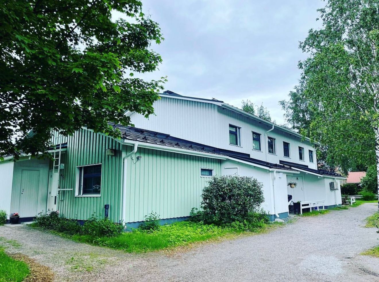 Julkisivumaalaus – kivitalon ulkoseinä ennen ja jälkeen maalauksen