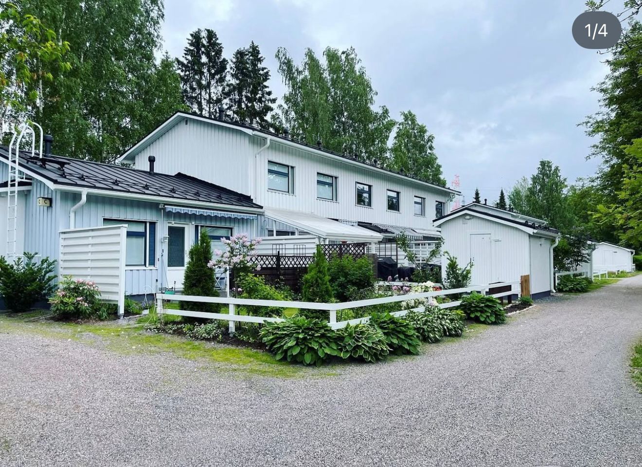 Julkisivumaalaus – moderni valkoinen puutalo