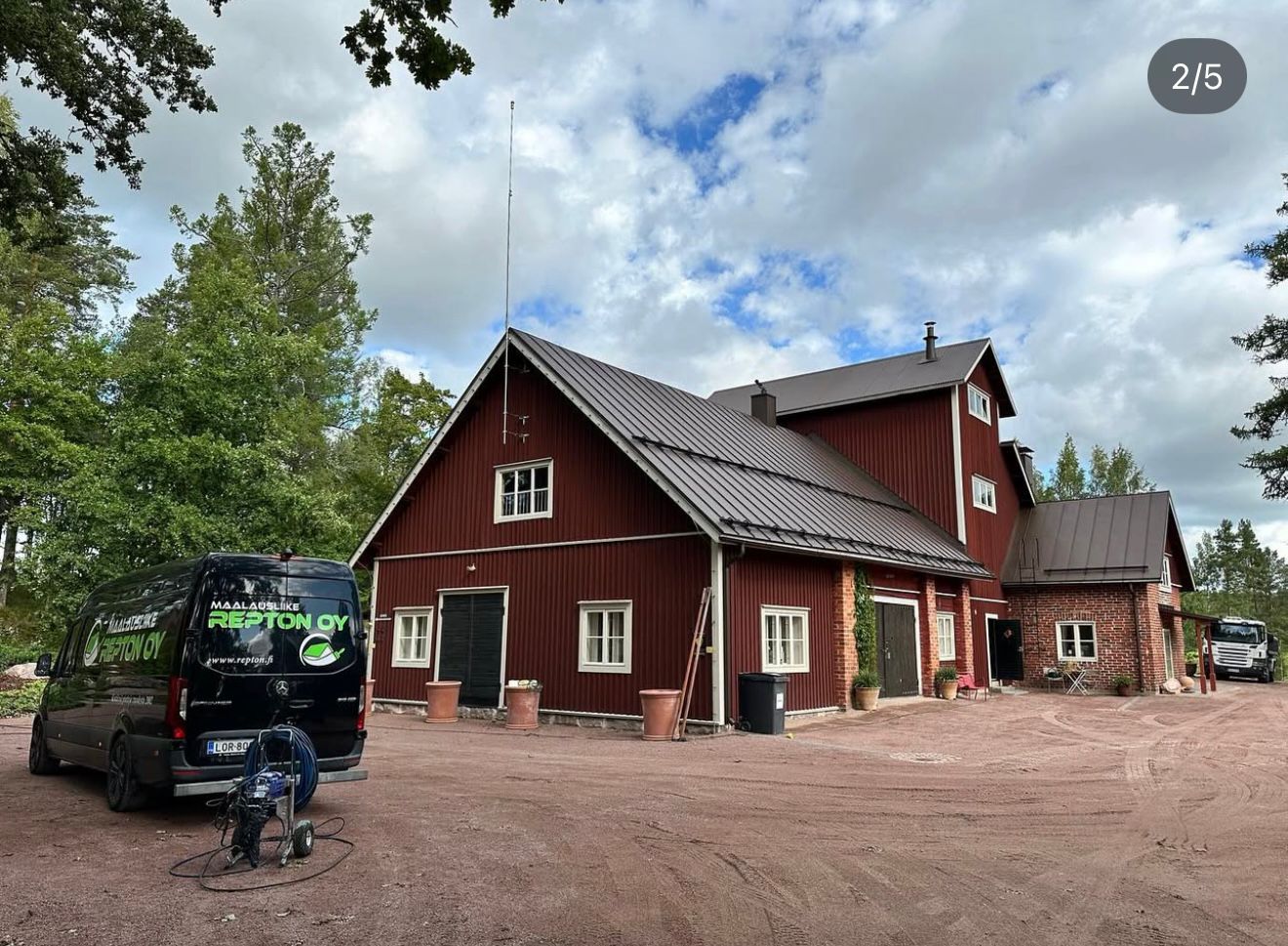 Julkisivumaalaus – perinteinen hirsitalo maalattuna