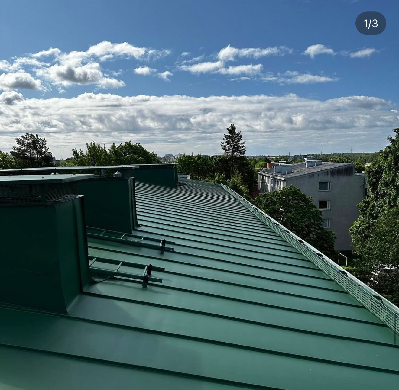 Kattotyöt – tumma peltikatto