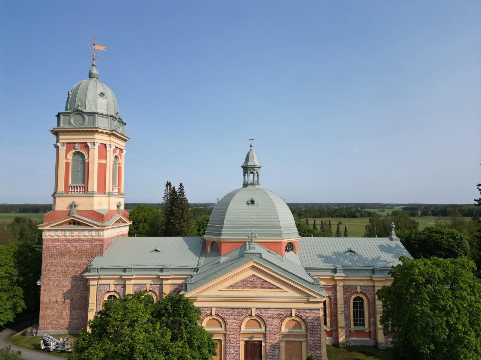 Kirkon katon pinnoitusprojekti – Repton Oy