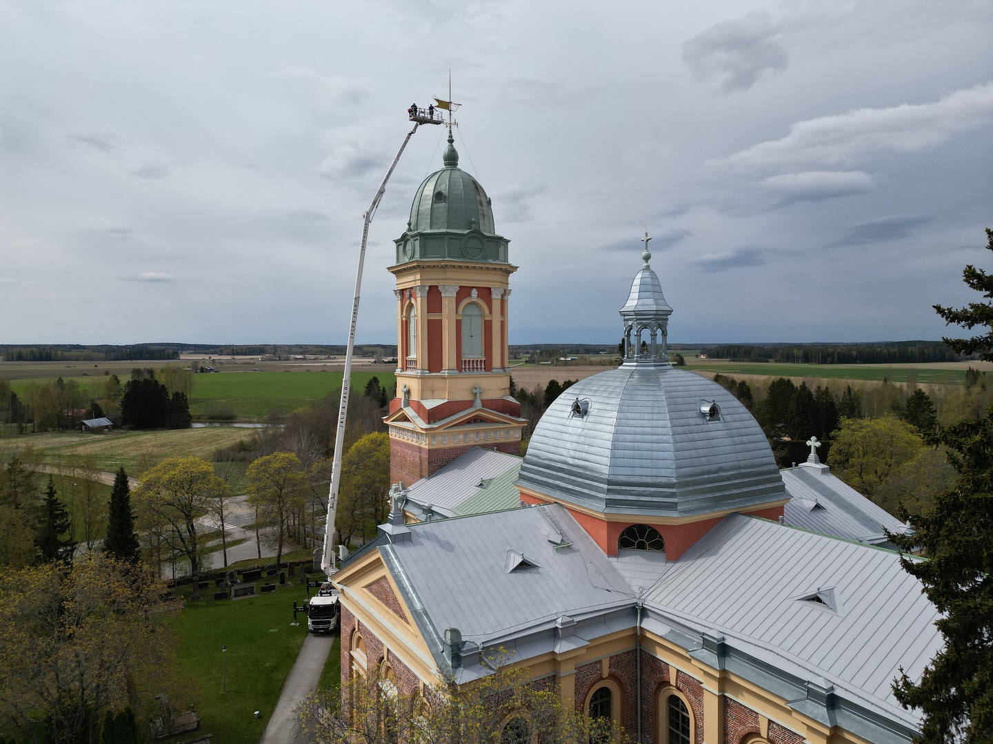 Kattotyöt – vaalea peltikatto kirkasta taivasta vasten