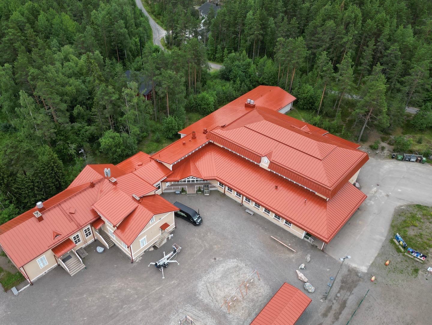 Punainen tiilikatto valmis remontin jälkeen – Repton Oy