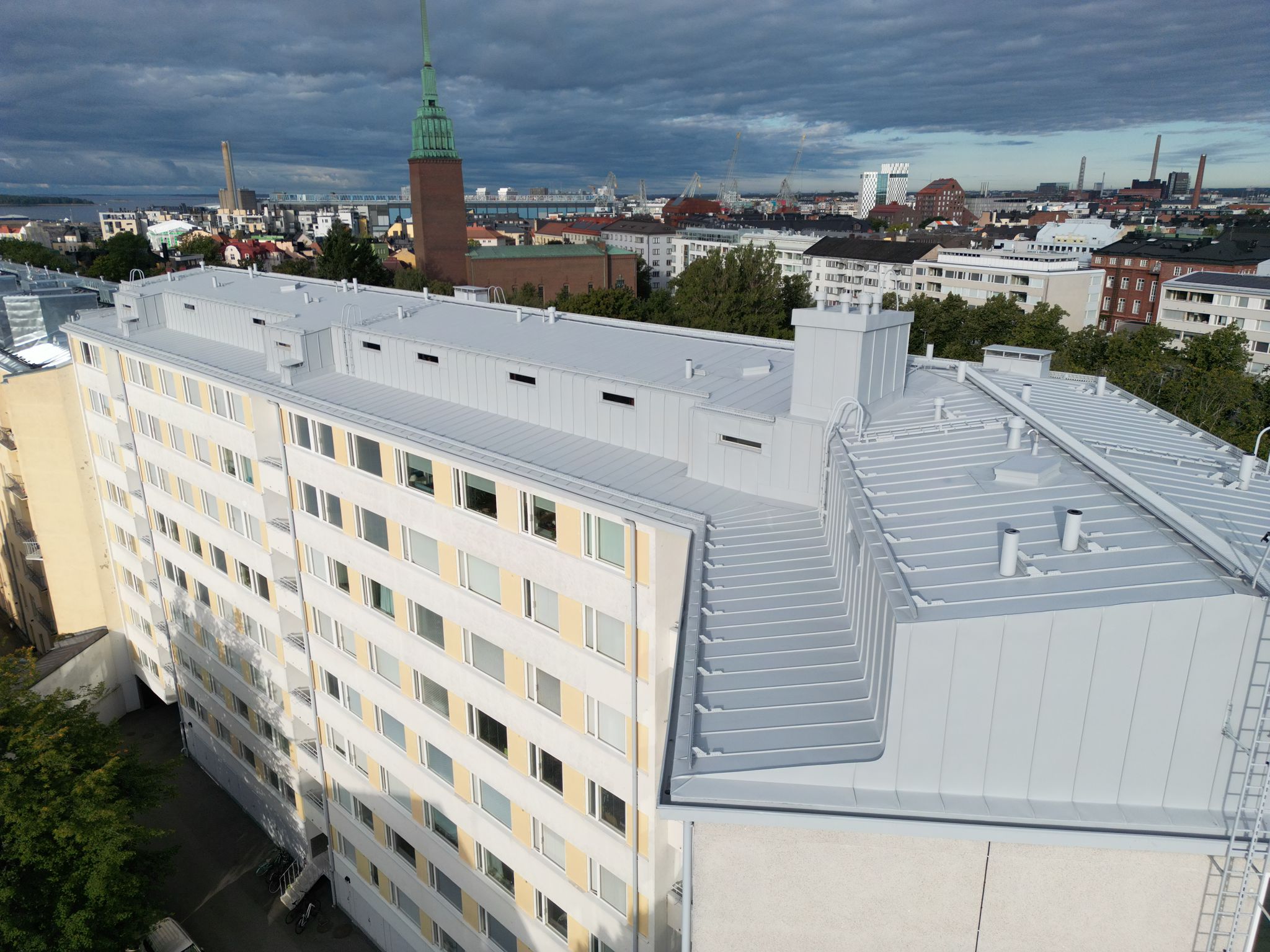 Kattotyöt – peltikatto työn aikana