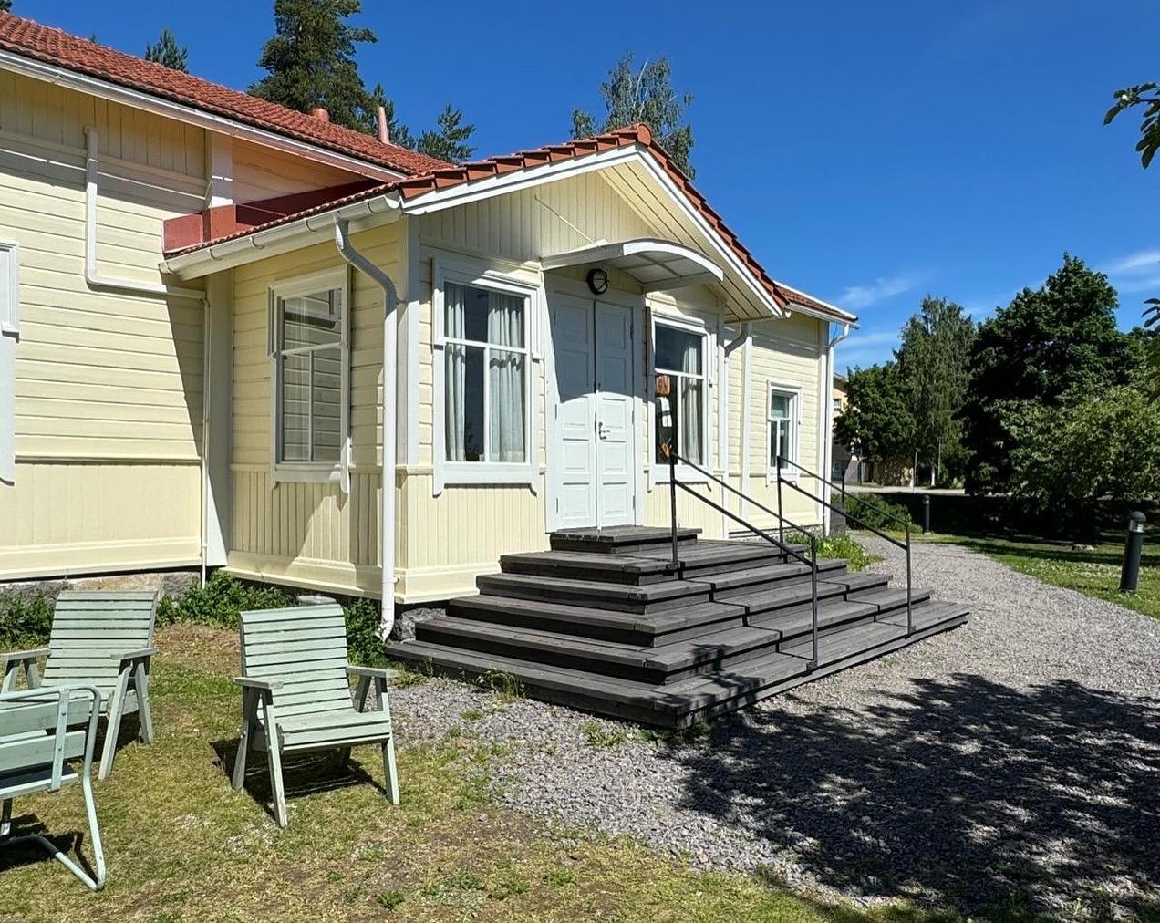 Keltainen julkisivumaalaus omakotitalossa – Repton Oy